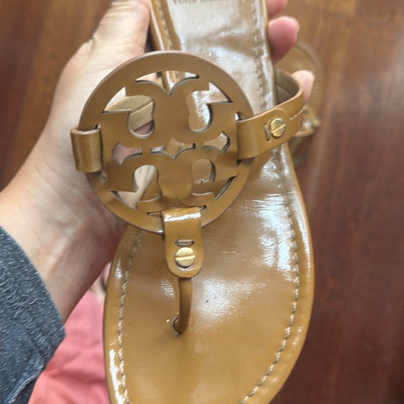 Tory Burch Miller Patent Thong Sandal Brown - Picture 5 of 8